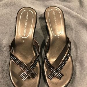 Women's bronze sandal that crosses around the toes